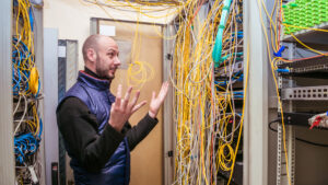Kui serverid asuvad ruumides, mis nende pidevat töökindlust ei taga, võib see ettevõttele tuua sadadesse tuhandetesse eurodesse ulatuva kahju. (c) Foto: Shutterstock