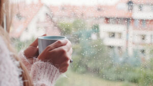 Naine vihm sügis mõtlema kohvi