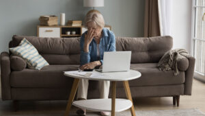 Kurb masendus naine pensionär kodukontor laptop