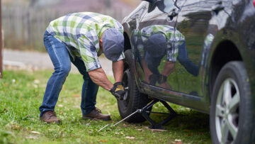 Sõiduauto rehvivahetus mees