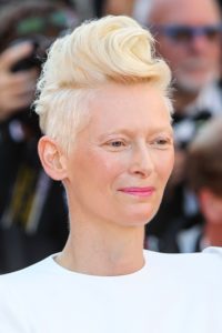 Ükskõik kuhu näitleja Tilda Swinton ilmub, ta näeb alati veatu välja. Nii ka seekord- milline soeng, milline nahk, millised huuled.