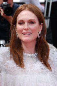 Armastatud näitlejanna Julianne Moore vasekarva silmameik sobib ideaalselt tema signatuurpunaste juustega.