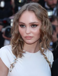 Chaneli reklaamnägu modell Lily Rose-Depp on valinud seksika kiisusilma juurde lihtsad ja loomulikud rannapiiga lokid.

