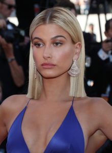 Modell Hailey Baldwin esitlemas modernnset pulksirget soengut sillerdava nude meigiga.