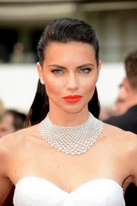 Modell Adriana Lima imeline oranžikaspunane huulepulk ning üle pea viidud soeng on tõeline punase vaiba glamuur.