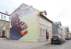 Poola kunstnike käe all valminud taies ka Tähtvere tänava maja seinale.  Foto: Scanpix
