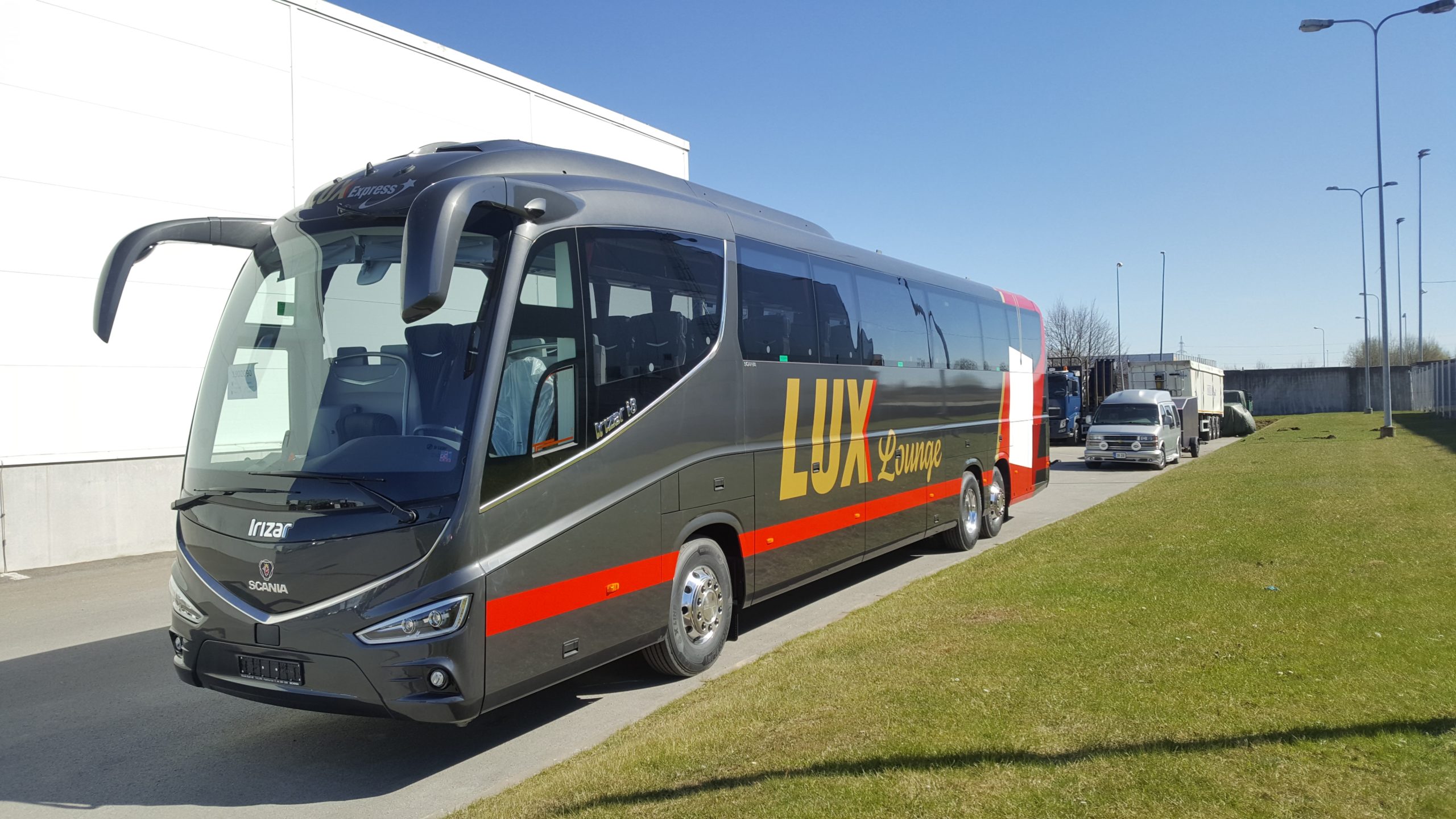 Lux Expressi eritellimusel valminud bussid jõudsid Eestisse - Autogeenius