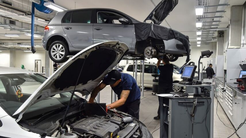 Suvine aeg tekitab töökodades järjekordi, sest autotehnikud ja diagnostikud puhkavad ning asendustöölisi neile ei leita. Foto: Newspress