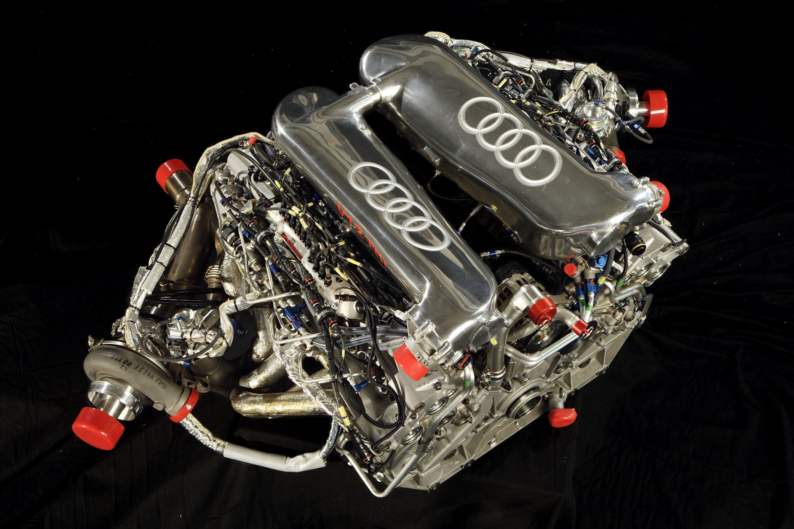 2 v10. Audi q7 v12 TDI мотор. Мотор v10 Audi. Audi r10 TDI engine. Audi v8 4.2.