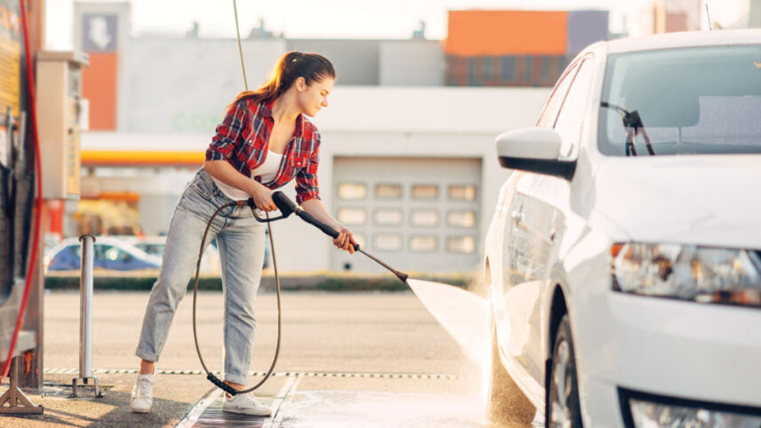 Survepesur on suureks abiks pesemise ja loputamise igas etapis, aga ettevaatlikult talitades pääseb värvi kriimustamisest ning saab auto puhtaks ka siis, kui käepärast on ainult voolik või veeämber. Foto: Panthermedia