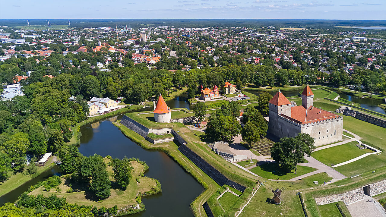 Vaade Kuressaare linnusele. (C) Foto: Depositphotos