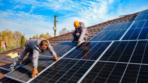 Uute päikesepaneelide toodetud energia suunatakse kõigepealt jooksva tarbimise katteks ja kui sellest midagi üle jääb, siis salvestatakse see akupanka. (c) Shutterstock