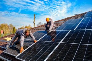 Uute päikesepaneelide toodetud energia suunatakse kõigepealt jooksva tarbimise katteks ja kui sellest midagi üle jääb, siis salvestatakse see akupanka. (c) Shutterstock