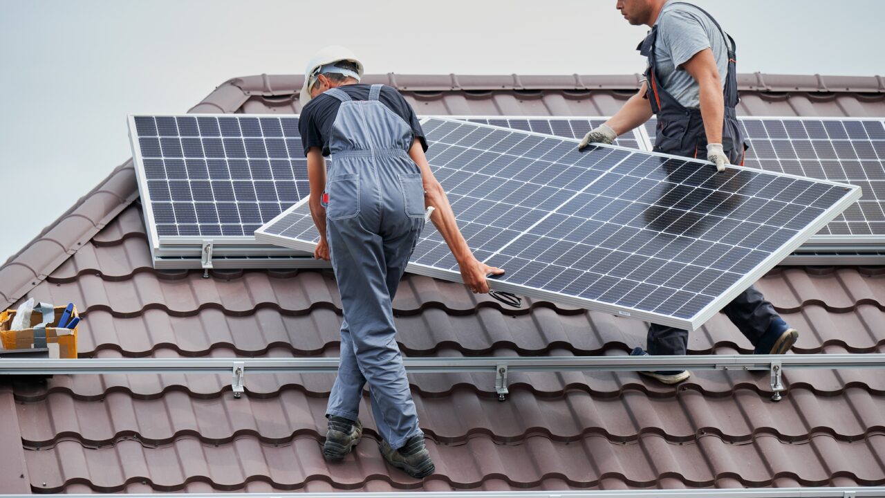 Esmalt peab otsustama, kas päikeseenergiat toodetakse vaid enda tarbeks või tahetakse elektrit ka võrku müüa. (c) Foto: Shutterstock