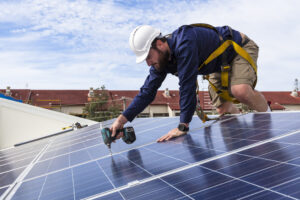 Päikeseenergia tehnoloogia on kiiresti arenenud ja tihti ei oska ka kogenud paigaldajad uute süsteemidega õigesti ümber käia. (c) Foto: Shutterstock