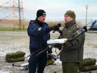 Politsei- ja piirivalveametnikud demonstreerimas PPA käsutuses olevaid droone. (C) Foto: Geenius Meedia/Hans Lõugas