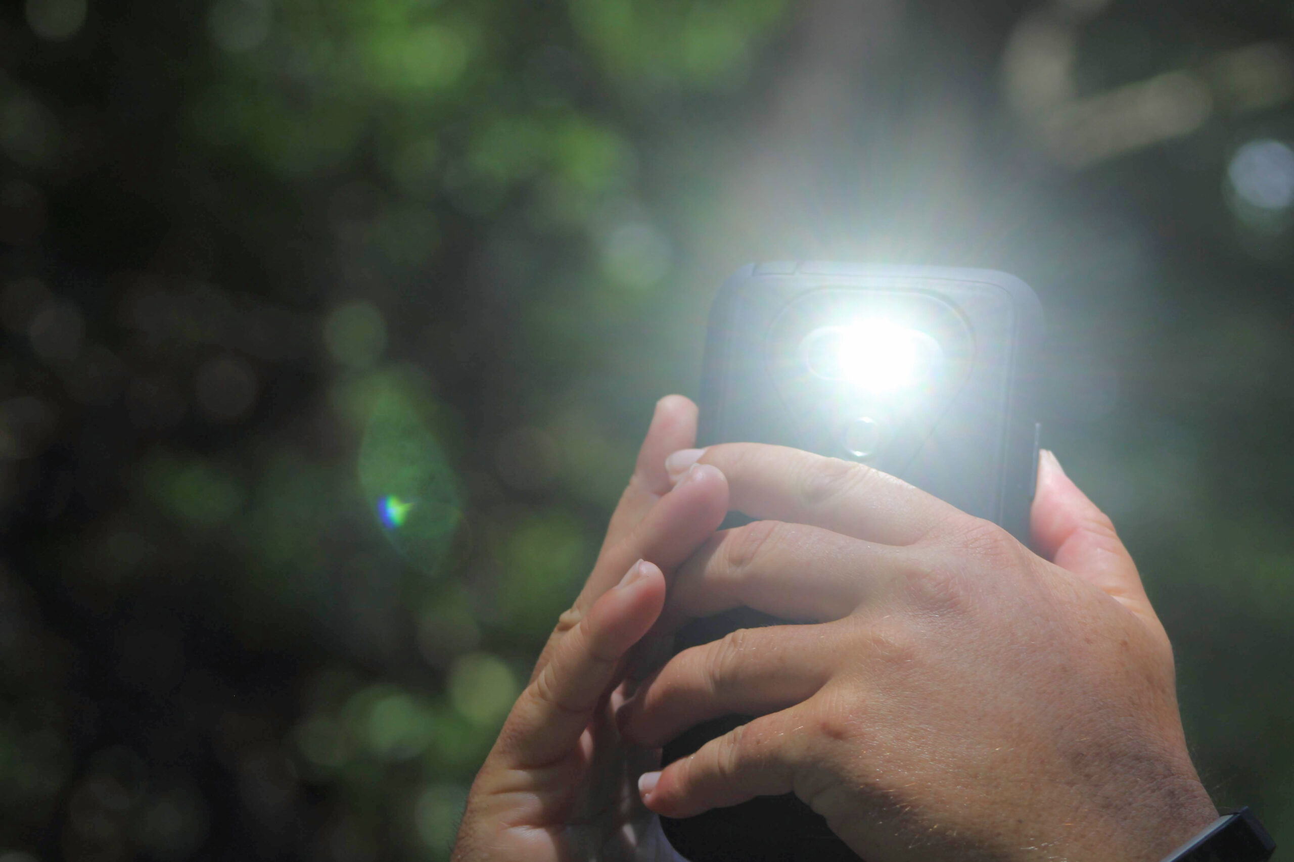 Включи фонарем. Phone Flashlight.