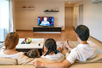 Kui televiisor on liiga lähedal, liiga kaugel või liiga kõrgel, ei mõju see silmadele hästi. (c) Foto: Shutterstock