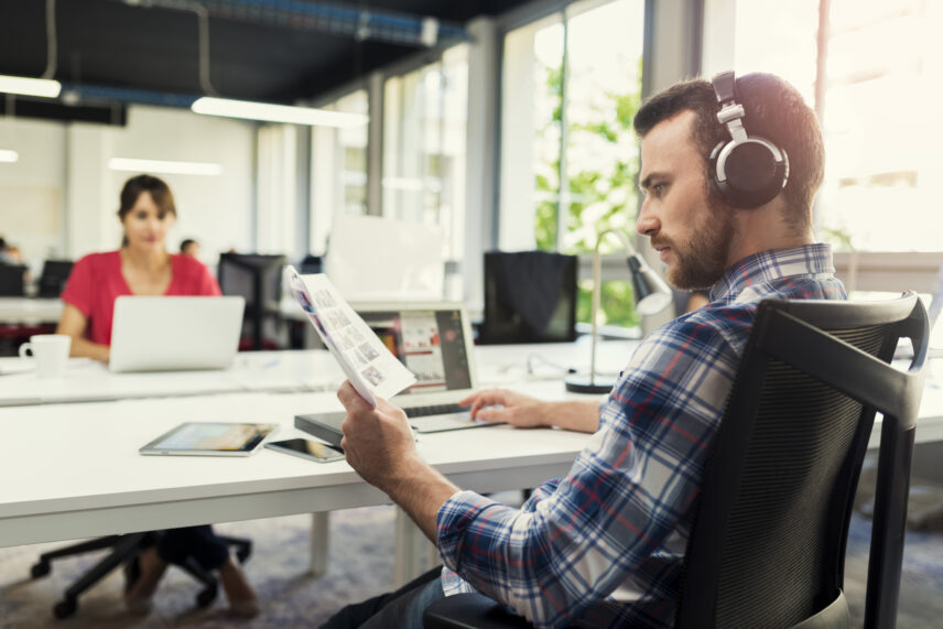 Avatud kontoris on muusika kuulamine üheks viisiks, kuidas enda töötamist pärssivast sagimisest välja lülitada. (c) Foto: Shutterstock