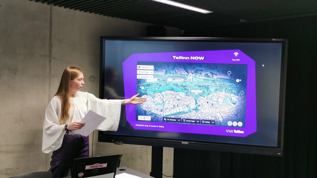 Möödunud aastal valmis EKA digitootedisaini üliõpilaste loominguna uus lahendus Tallinna turismiportaalile visit.tallinn. Fotol tutvustab uut lahendust üliõpilane Karolin Eks. (c) Foto: Tõnu Tunnel